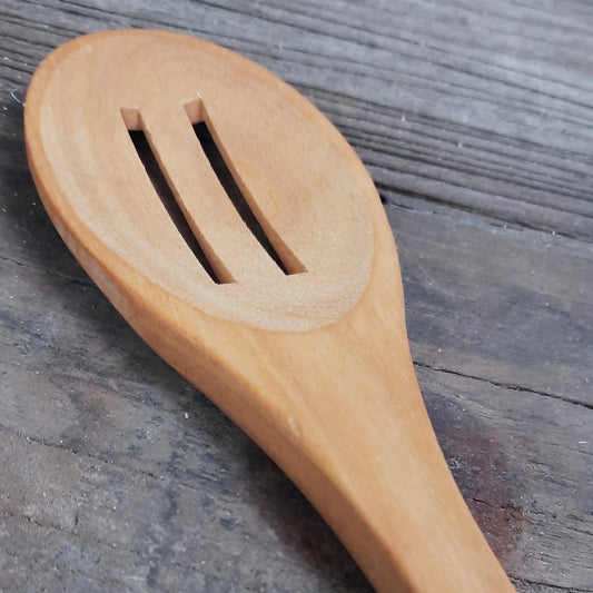 Löffel, oval, mit 2 Schlitzen in der Kelle, geölt aus Kirschholz 30 cm